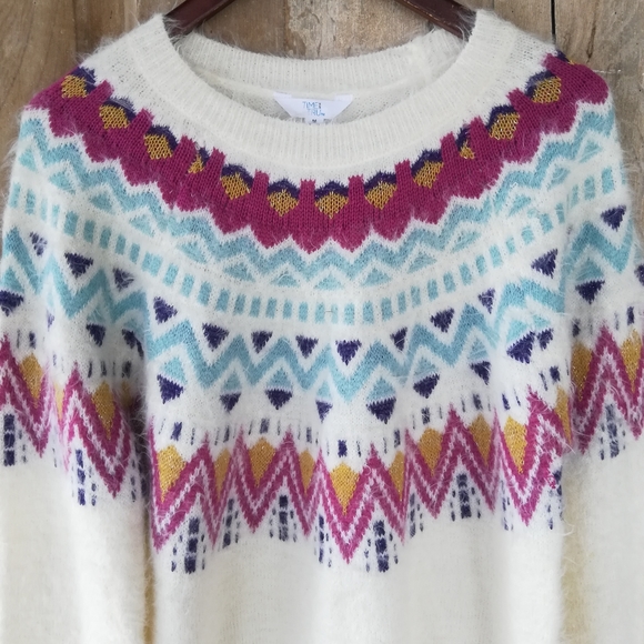 Cozy White Scandinavian Sweater - Picture 4 of 8